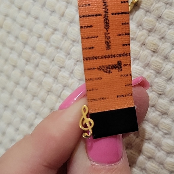 Clef Note Stud Earrings, choice of color - Picture 6 of 6